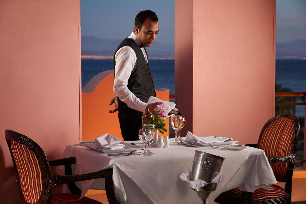 Mosaique Beach Resort Taba Heights Extérieur photo A waiter at a restaurant