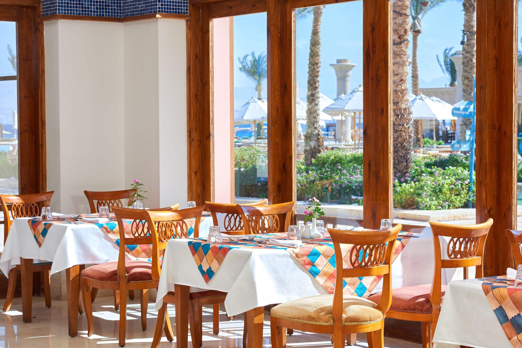 Mosaique Beach Resort Taba Heights Extérieur photo Restaurant at a resort